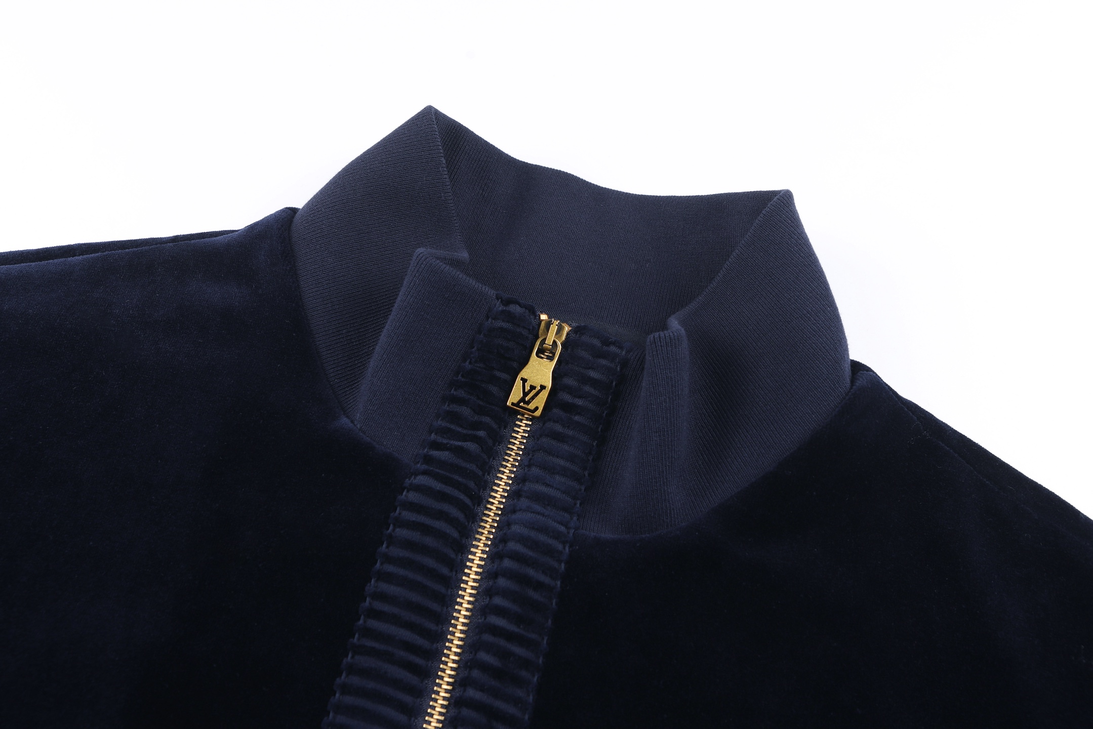 440💰包顺丰（编号102）
LOUIS VUITTON 25SS丝绒拉链口袋罗纹运动衫外套夹克

同款长裤也有 一套拿优惠15 

尺码：S M L XL
