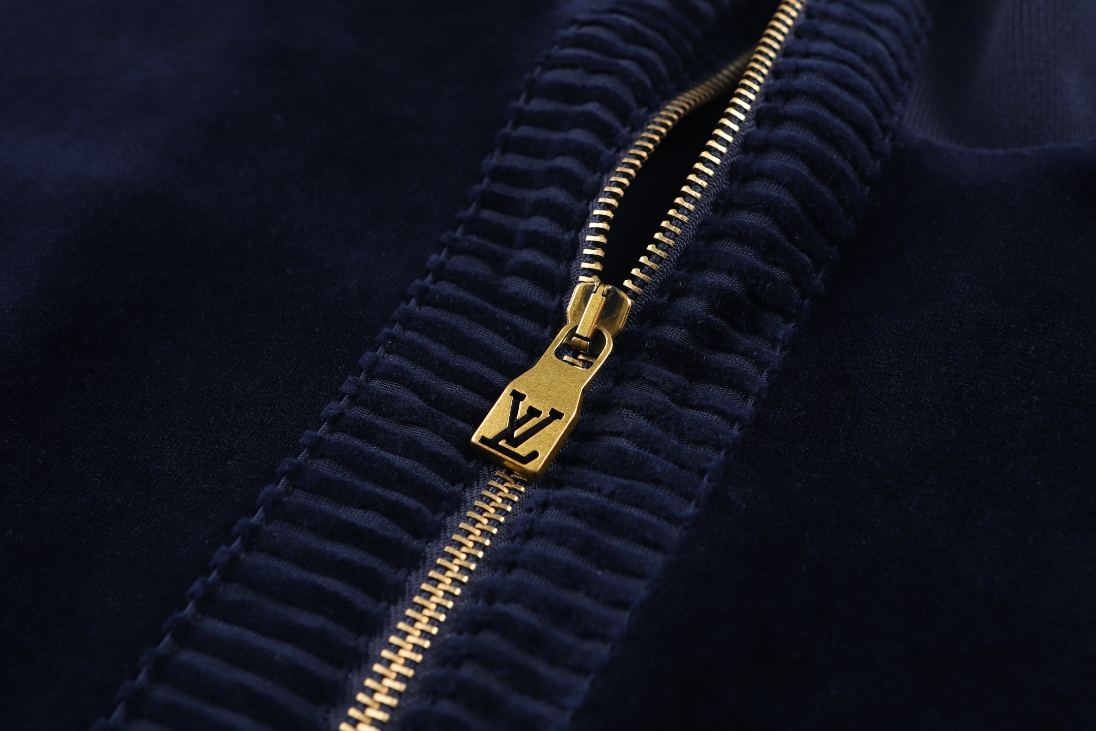 440💰包顺丰（编号102）
LOUIS VUITTON 25SS丝绒拉链口袋罗纹运动衫外套夹克

同款长裤也有 一套拿优惠15 

尺码：S M L XL
