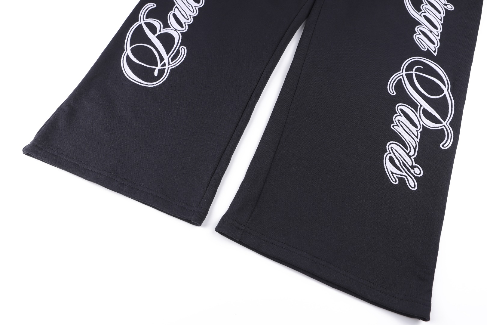 Unknown 26SS CURSIVE BAGGY刺绣长裤