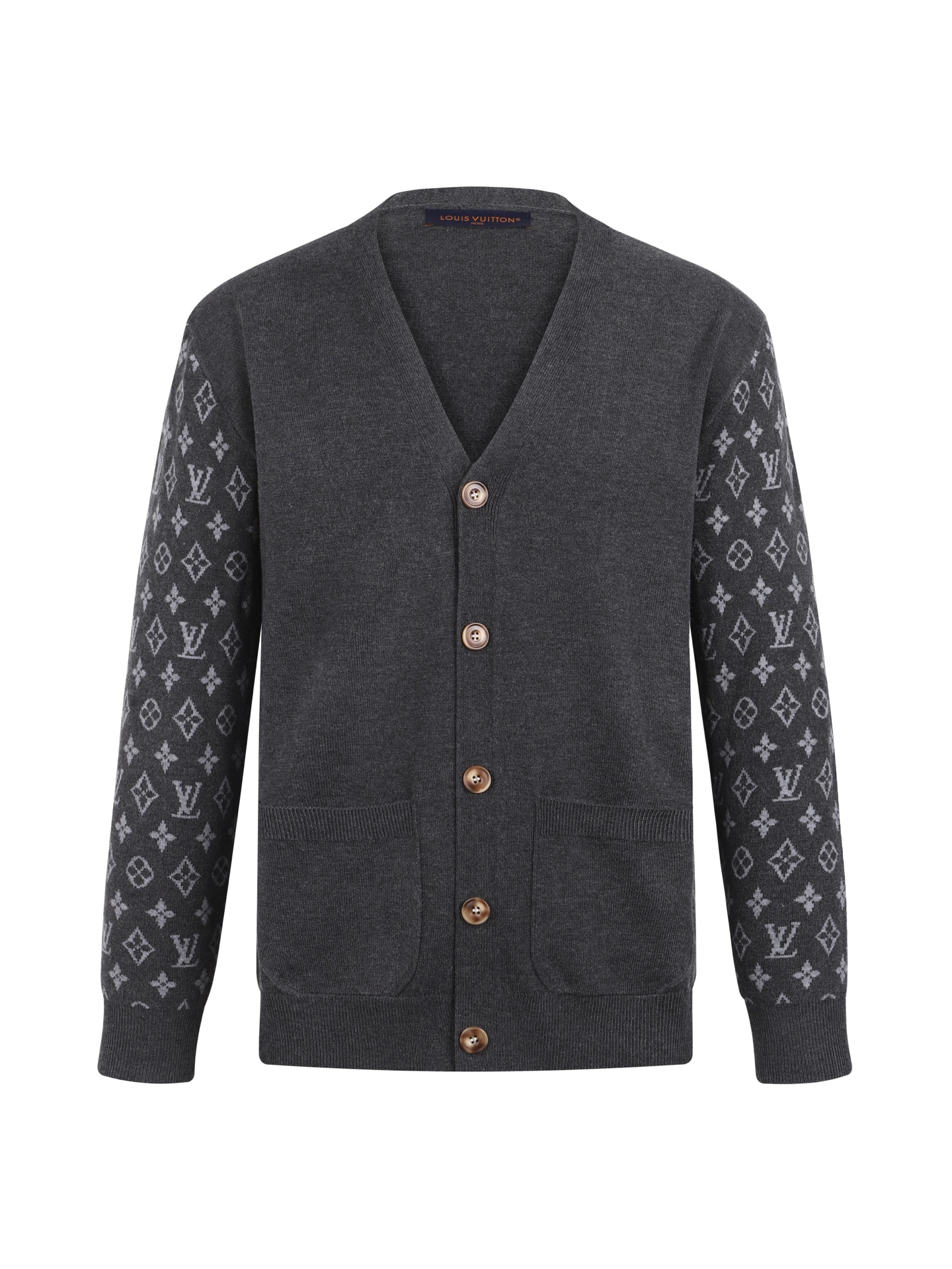 P175 LV 26FW MONOGRAM山羊绒混纺针织开衫 ●正品13300购入开发 ●澳毛羊绒精梳混纺毛料 ●采用德国进口（SOTO）14针织机 ●毛料提花 ●毛料酵洗 ●定制1：1纽扣 ●定制1：1商标 ●合身版型 ●尺码：S M …