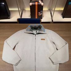 LOUIS VUITTON 26SS皮革标识嵌花运动衫毛衣 ●正品23600购入开发 ●美利奴羊毛混纺纱线 ●采用日本进 LOUIS VUITTON 26SS皮革标识嵌花运动衫毛衣 ●正品23600购入开发 ●美利奴羊毛混纺纱线 ●采用日本进