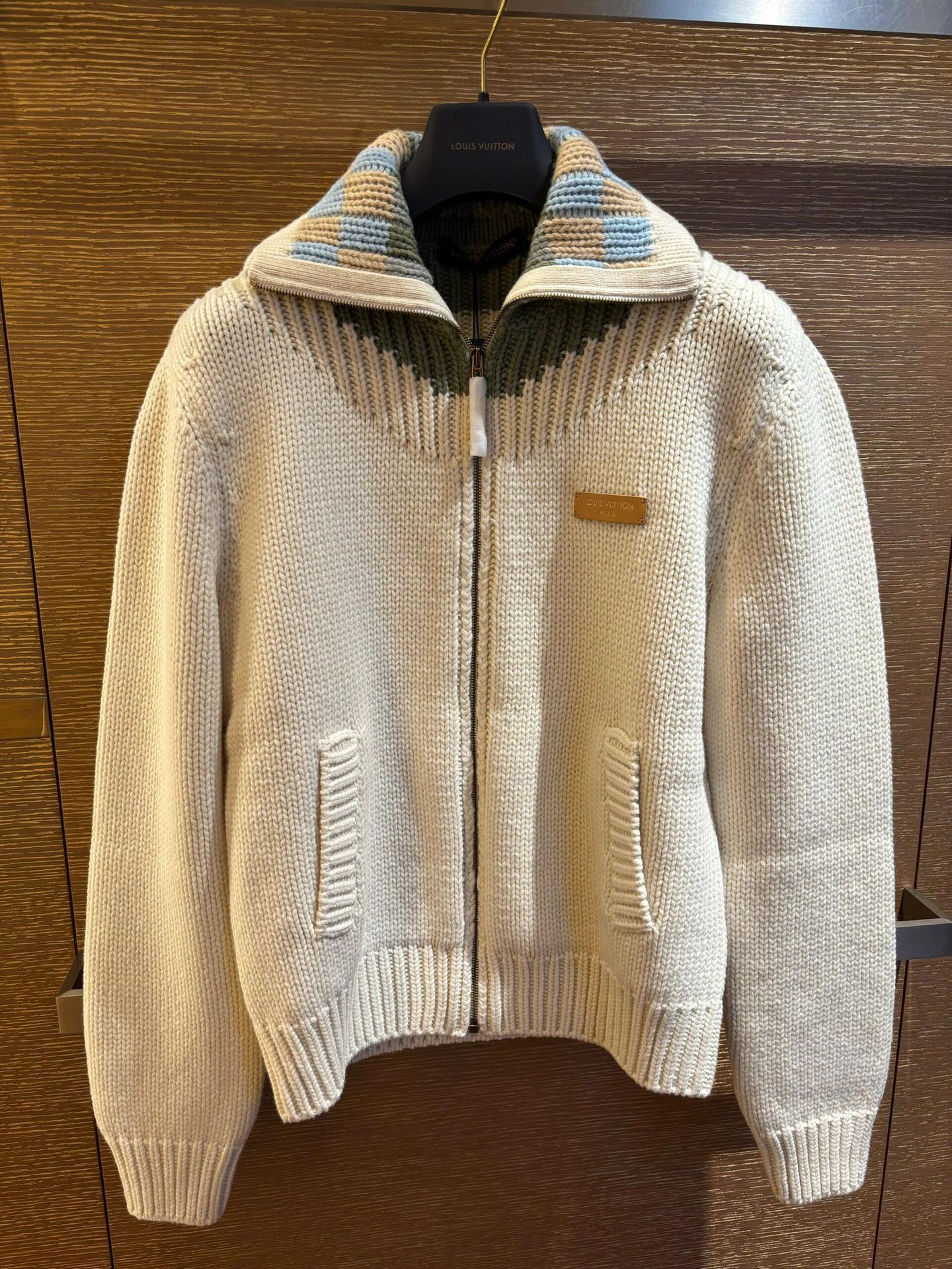 LOUIS VUITTON 26SS皮革标识嵌花运动衫毛衣 ●正品23600购入开发 ●美利奴羊毛混纺纱线 ●采用日本进 LOUIS VUITTON 26SS皮革标识嵌花运动衫毛衣 ●正品23600购入开发 ●美利奴羊毛混纺纱线 ●采用日本进