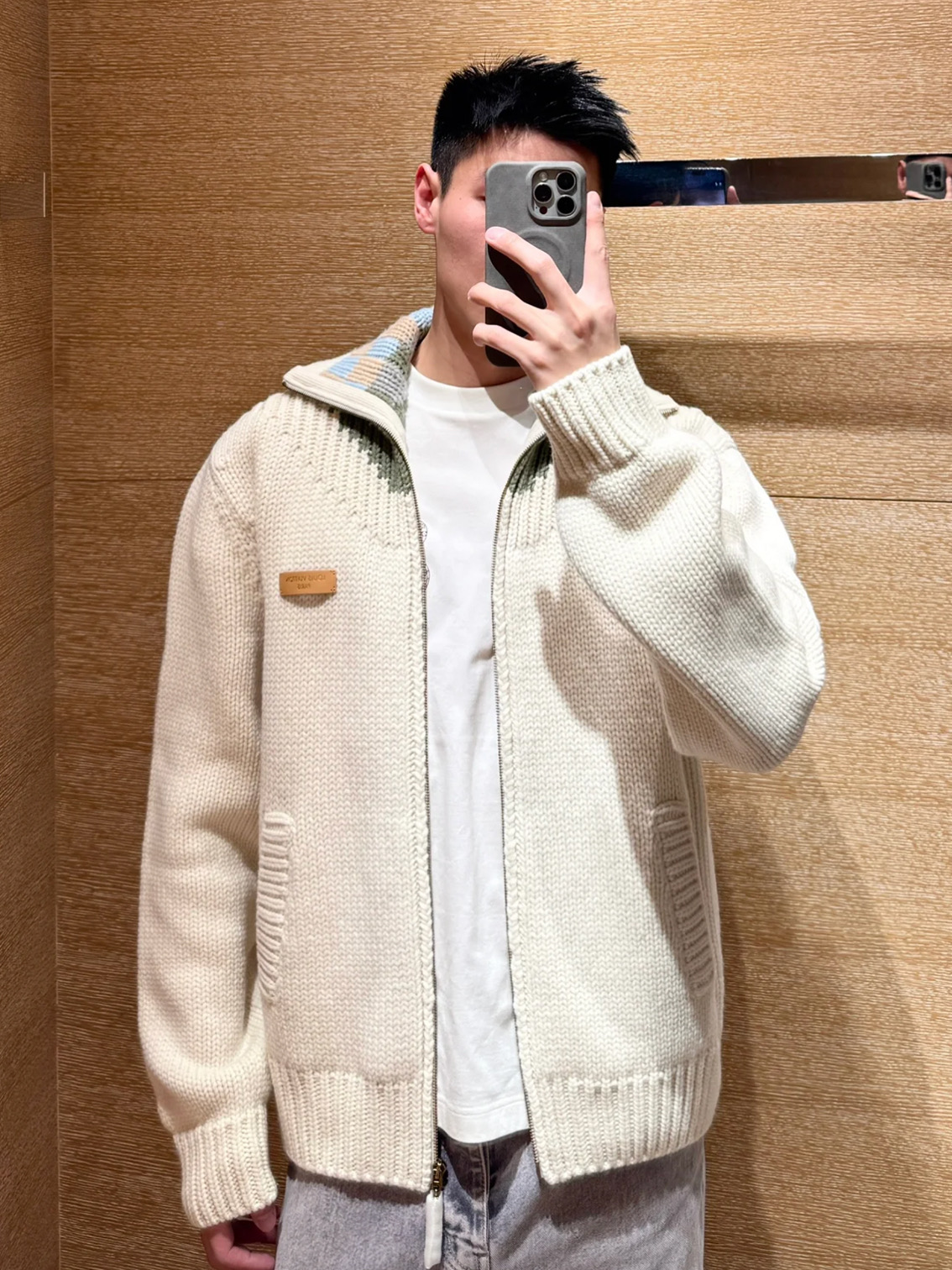 LOUIS VUITTON 26SS皮革标识嵌花运动衫毛衣 ●正品23600购入开发 ●美利奴羊毛混纺纱线 ●采用日本进 LOUIS VUITTON 26SS皮革标识嵌花运动衫毛衣 ●正品23600购入开发 ●美利奴羊毛混纺纱线 ●采用日本进