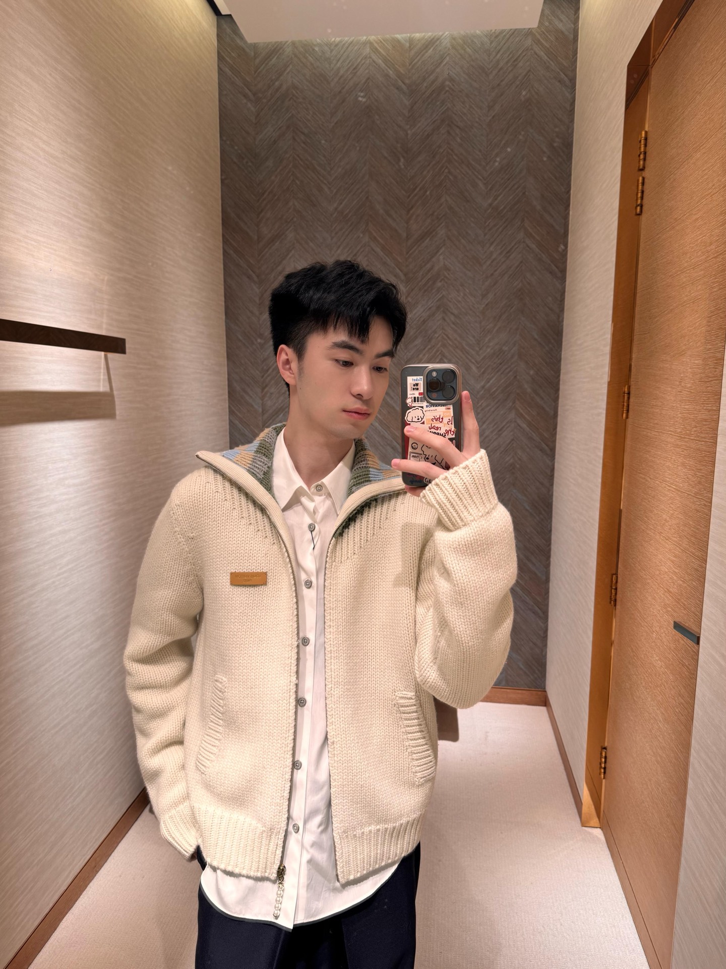 LOUIS VUITTON 26SS皮革标识嵌花运动衫毛衣 ●正品23600购入开发 ●美利奴羊毛混纺纱线 ●采用日本进 LOUIS VUITTON 26SS皮革标识嵌花运动衫毛衣 ●正品23600购入开发 ●美利奴羊毛混纺纱线 ●采用日本进