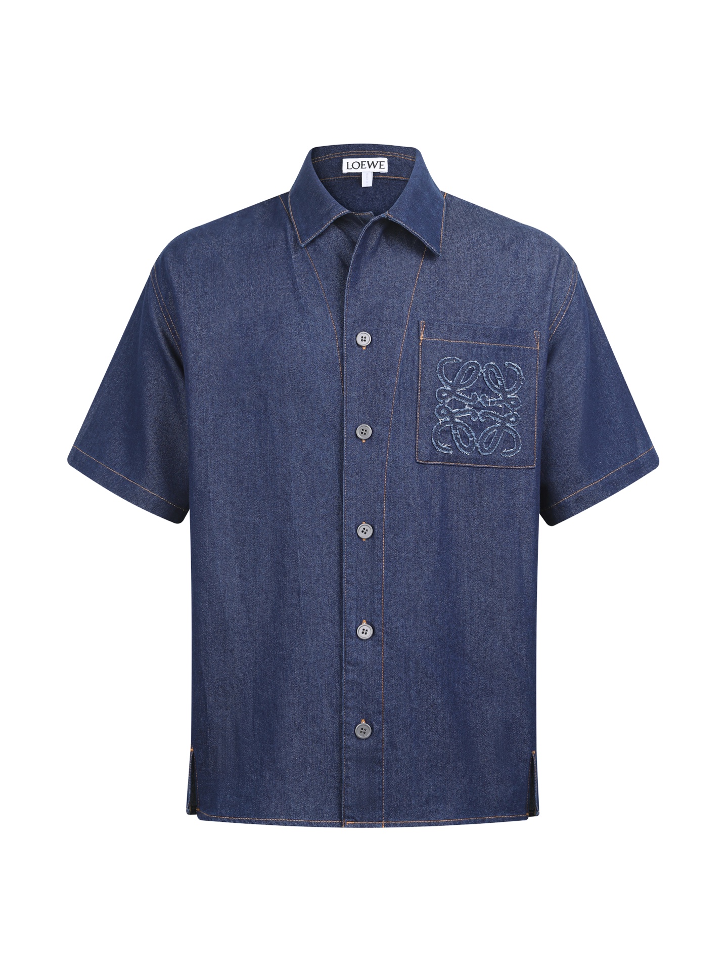 NO:954356,Short sleeves-.Pants-.LOEWE 26FW Precollection cotton embroidered denim shirt ●Authentic purchase and development ●Custom-dyed lightweight youth combed cotton denim ●Laser embroidery ●Garment wash ●Customized 11 buttons ●Customized 11 trademarks ●Loose fit ●Size 36 38 40 42 Must smash,,loewe,shirts,T-shirt,19860909短袖-.裤子-.LOEWE 26FW Precollection棉质刺绣牛仔衬衫 ●正品购入开发 ●定染轻盈青年精梳棉牛仔布 ●激光刺绣 ●成衣酵洗 ●定制11纽扣 ●定制11商标 ●宽松版型 ●尺码36 38 40 42 必须砸锅,,loewe,shirts,T-shirt,,Men's clothing