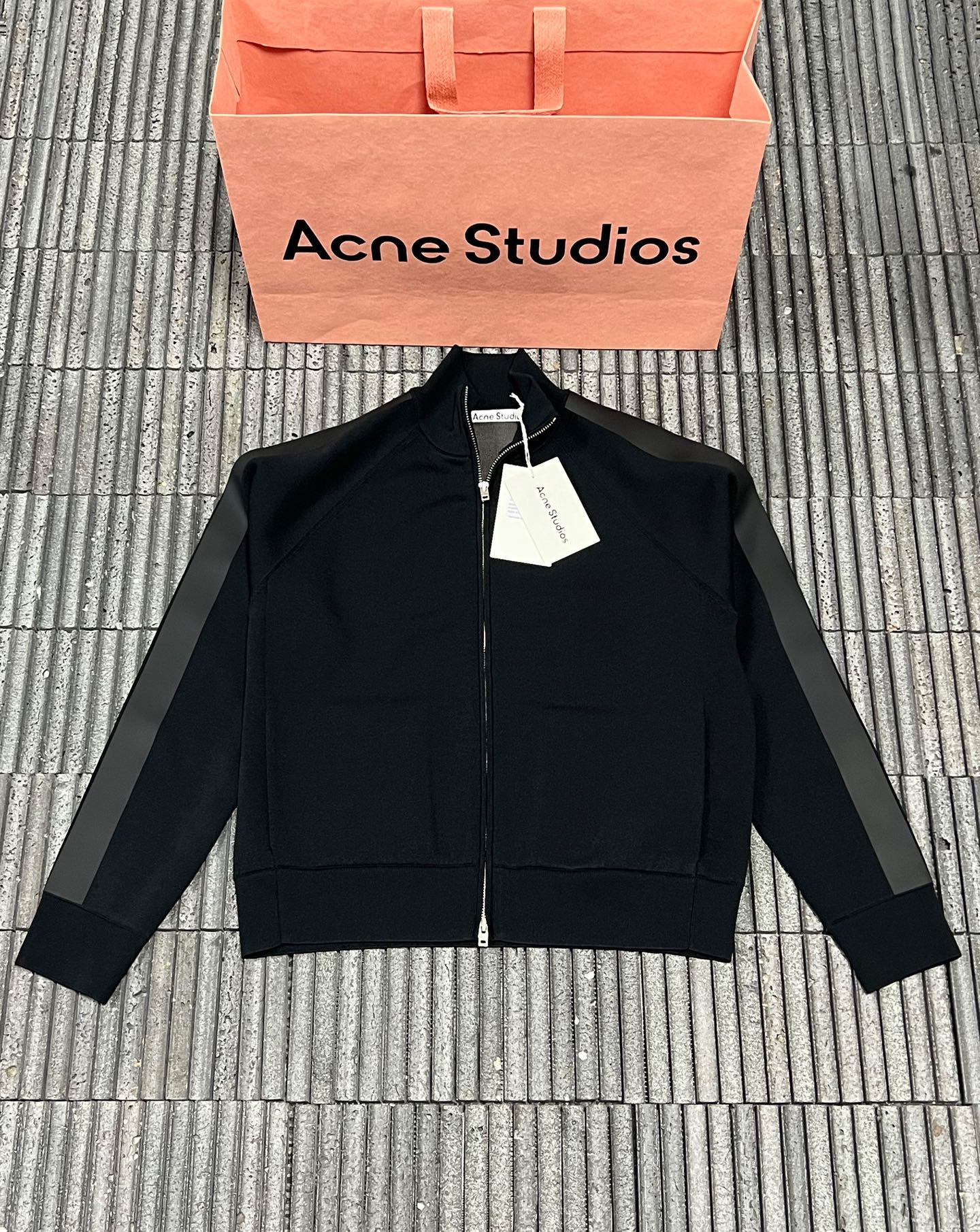 Acne Studios 26SS背面硅胶压花皮革针织开衫 ●正品5500购入开发 ●粘纤锦纶混纺纱线 ●采用德国进口(