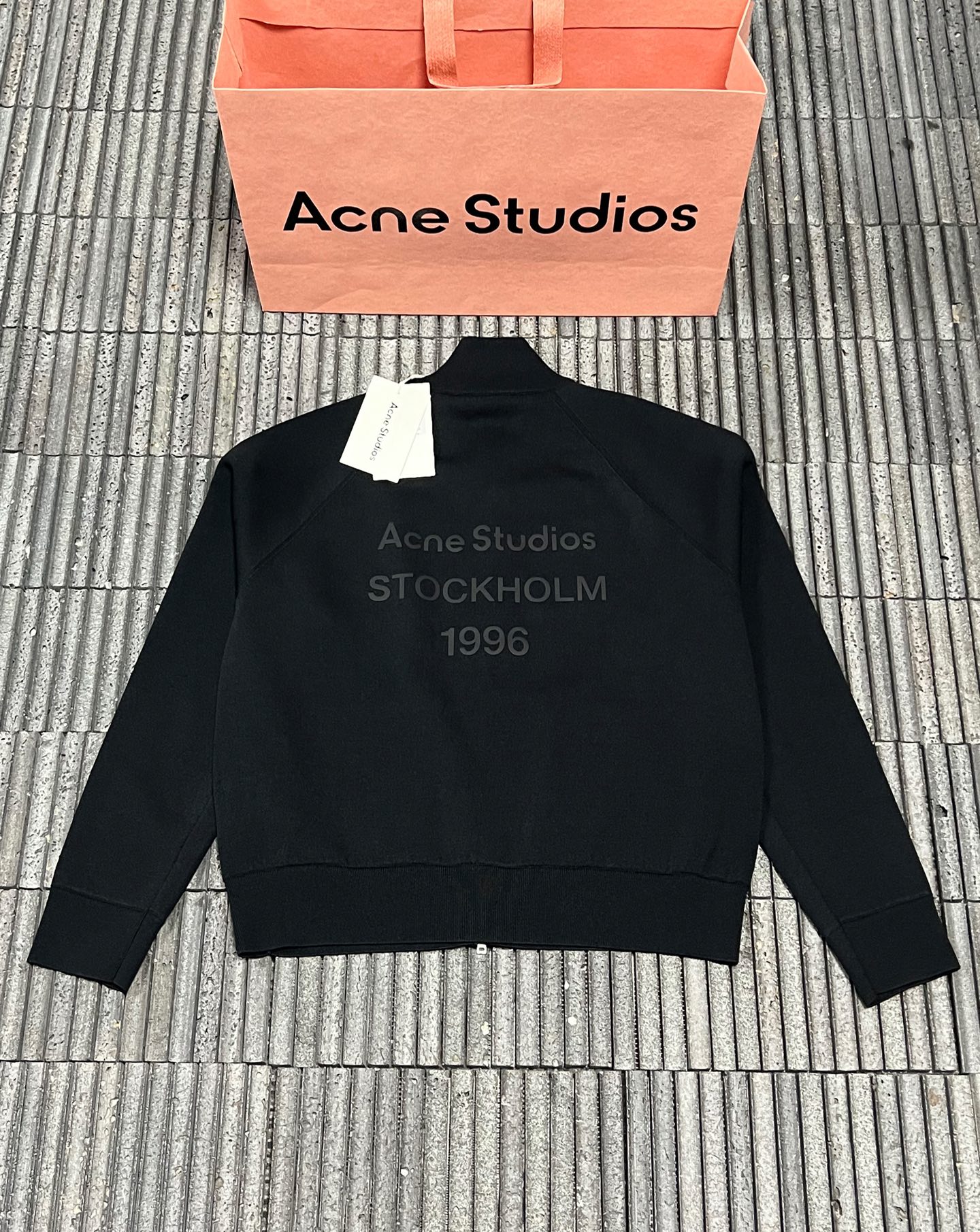 Acne Studios 26SS背面硅胶压花皮革针织开衫 ●正品5500购入开发 ●粘纤锦纶混纺纱线 ●采用德国进口(