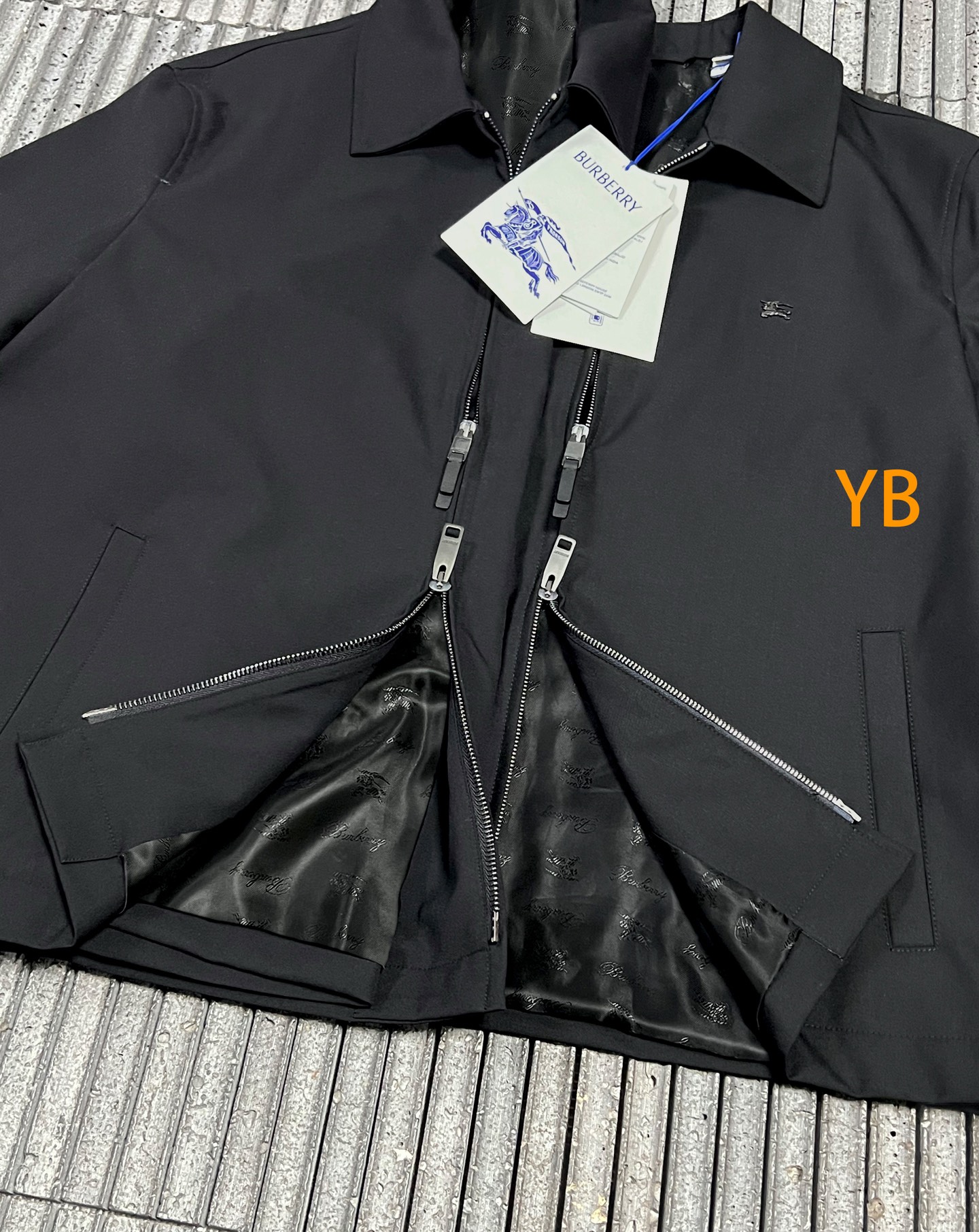 BURBERRY 26SS刺绣徽标Bloomsbury运动外套 ●正品18200购入开发 ●羊毛人棉混纺西装面料310克