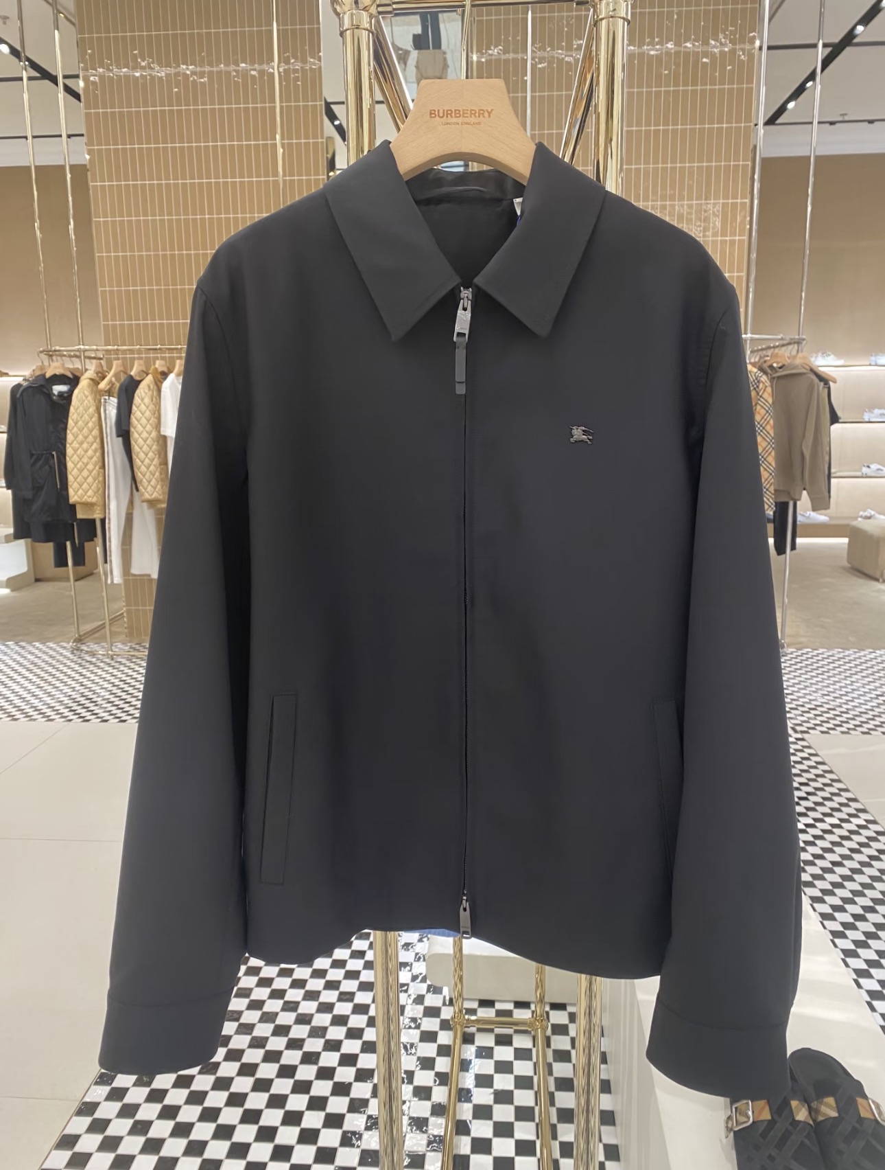 BURBERRY 26SS刺绣徽标Bloomsbury运动外套 ●正品18200购入开发 ●羊毛人棉混纺西装面料310克