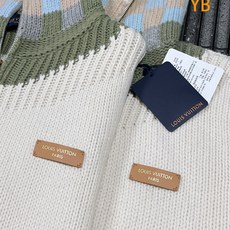 LOUIS VUITTON 26SS皮革标识嵌花运动衫毛衣 ●正品23600购入开发 ●美利奴羊毛混纺纱线 ●采用日本进 LOUIS VUITTON 26SS皮革标识嵌花运动衫毛衣 ●正品23600购入开发 ●美利奴羊毛混纺纱线 ●采用日本进