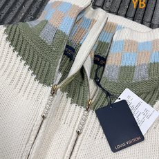 LOUIS VUITTON 26SS皮革标识嵌花运动衫毛衣 ●正品23600购入开发 ●美利奴羊毛混纺纱线 ●采用日本进 LOUIS VUITTON 26SS皮革标识嵌花运动衫毛衣 ●正品23600购入开发 ●美利奴羊毛混纺纱线 ●采用日本进