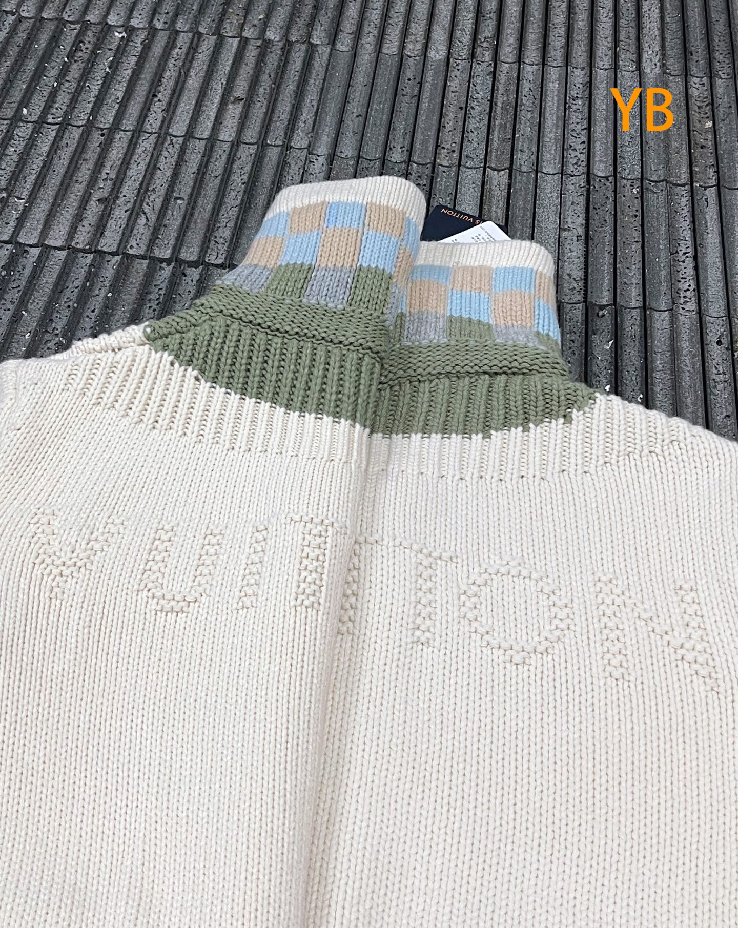 LOUIS VUITTON 26SS皮革标识嵌花运动衫毛衣 ●正品23600购入开发 ●美利奴羊毛混纺纱线 ●采用日本进 LOUIS VUITTON 26SS皮革标识嵌花运动衫毛衣 ●正品23600购入开发 ●美利奴羊毛混纺纱线 ●采用日本进