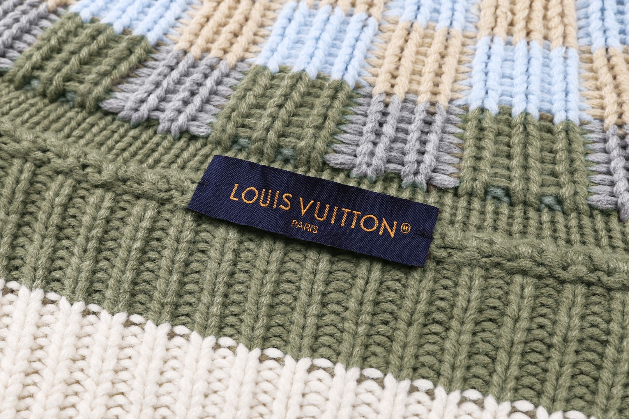 LOUIS VUITTON 26SS皮革标识嵌花运动衫毛衣 ●正品23600购入开发 ●美利奴羊毛混纺纱线 ●采用日本进 LOUIS VUITTON 26SS皮革标识嵌花运动衫毛衣 ●正品23600购入开发 ●美利奴羊毛混纺纱线 ●采用日本进