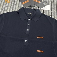 ZEGNA 刺绣标识棉质针织Polo衫 ●正品7900购入开发 ●40支棉纱羊毛混纺双股纱线 ●采用德国进口(SOTO) ZEGNA 刺绣标识棉质针织Polo衫 ●正品7900购入开发 ●40支棉纱羊毛混纺双股纱线 ●采用德国进口(SOTO)