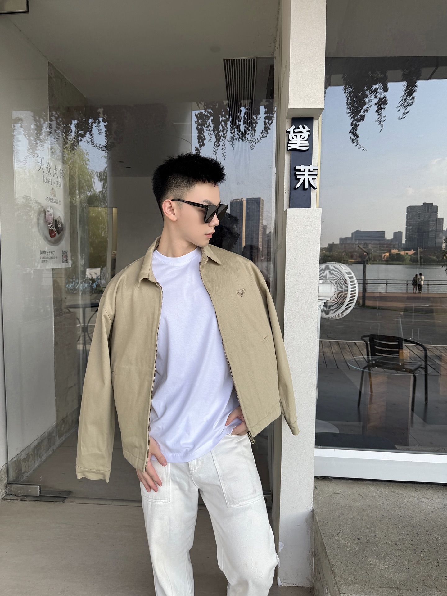PRADA 26FW做旧丹宁短夹克牛仔外套 ●正品18300购入开发 ●100%全棉平纹针织面料170克 ●机打徽标 ●