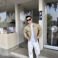 PRADA 26FW做旧丹宁短夹克牛仔外套 ●正品18300购入开发 ●100%全棉平纹针织面料170克 ●机打徽标 ● PRADA 26FW做旧丹宁短夹克牛仔外套 ●正品18300购入开发 ●100%全棉平纹针织面料170克 ●机打徽标 ●