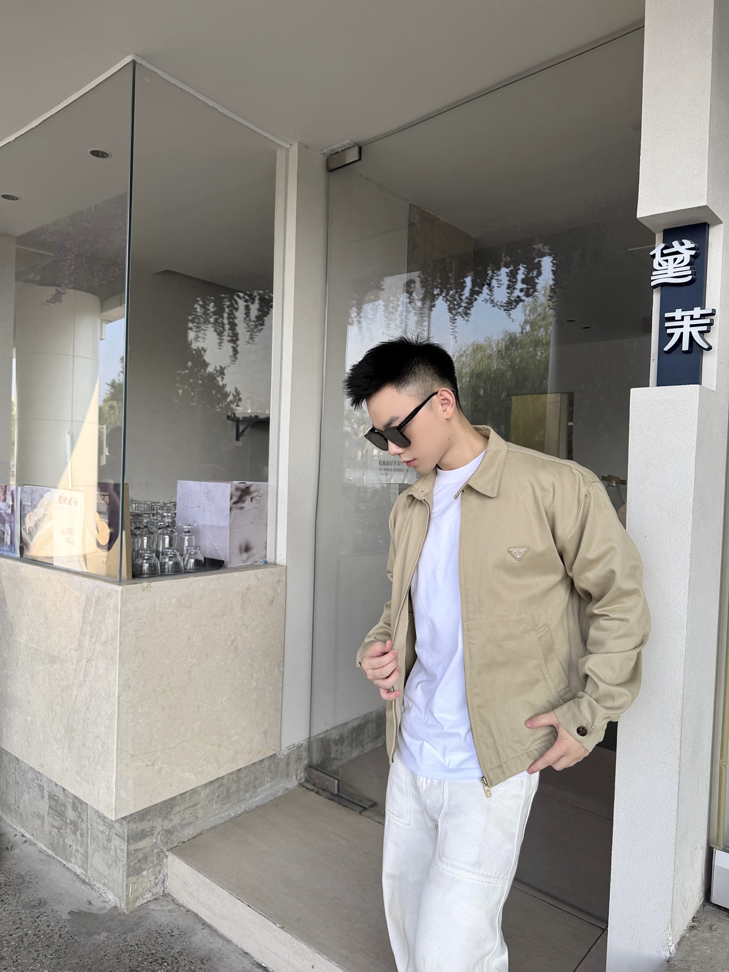 PRADA 26FW做旧丹宁短夹克牛仔外套 ●正品18300购入开发 ●100%全棉平纹针织面料170克 ●机打徽标 ● PRADA 26FW做旧丹宁短夹克牛仔外套 ●正品18300购入开发 ●100%全棉平纹针织面料170克 ●机打徽标 ●