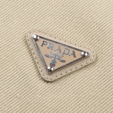 PRADA 26FW做旧丹宁短夹克牛仔外套 ●正品18300购入开发 ●100%全棉平纹针织面料170克 ●机打徽标 ● PRADA 26FW做旧丹宁短夹克牛仔外套 ●正品18300购入开发 ●100%全棉平纹针织面料170克 ●机打徽标 ●