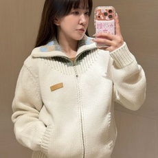 LOUIS VUITTON 26SS皮革标识嵌花运动衫毛衣 ●正品23600购入开发 ●美利奴羊毛混纺纱线 ●采用日本进 LOUIS VUITTON 26SS皮革标识嵌花运动衫毛衣 ●正品23600购入开发 ●美利奴羊毛混纺纱线 ●采用日本进
