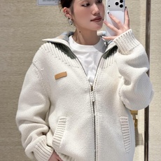 LOUIS VUITTON 26SS皮革标识嵌花运动衫毛衣 ●正品23600购入开发 ●美利奴羊毛混纺纱线 ●采用日本进 LOUIS VUITTON 26SS皮革标识嵌花运动衫毛衣 ●正品23600购入开发 ●美利奴羊毛混纺纱线 ●采用日本进
