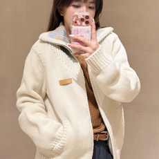 LOUIS VUITTON 26SS皮革标识嵌花运动衫毛衣 ●正品23600购入开发 ●美利奴羊毛混纺纱线 ●采用日本进 LOUIS VUITTON 26SS皮革标识嵌花运动衫毛衣 ●正品23600购入开发 ●美利奴羊毛混纺纱线 ●采用日本进