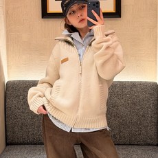 LOUIS VUITTON 26SS皮革标识嵌花运动衫毛衣 ●正品23600购入开发 ●美利奴羊毛混纺纱线 ●采用日本进 LOUIS VUITTON 26SS皮革标识嵌花运动衫毛衣 ●正品23600购入开发 ●美利奴羊毛混纺纱线 ●采用日本进