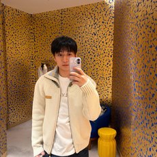 LOUIS VUITTON 26SS皮革标识嵌花运动衫毛衣 ●正品23600购入开发 ●美利奴羊毛混纺纱线 ●采用日本进 LOUIS VUITTON 26SS皮革标识嵌花运动衫毛衣 ●正品23600购入开发 ●美利奴羊毛混纺纱线 ●采用日本进