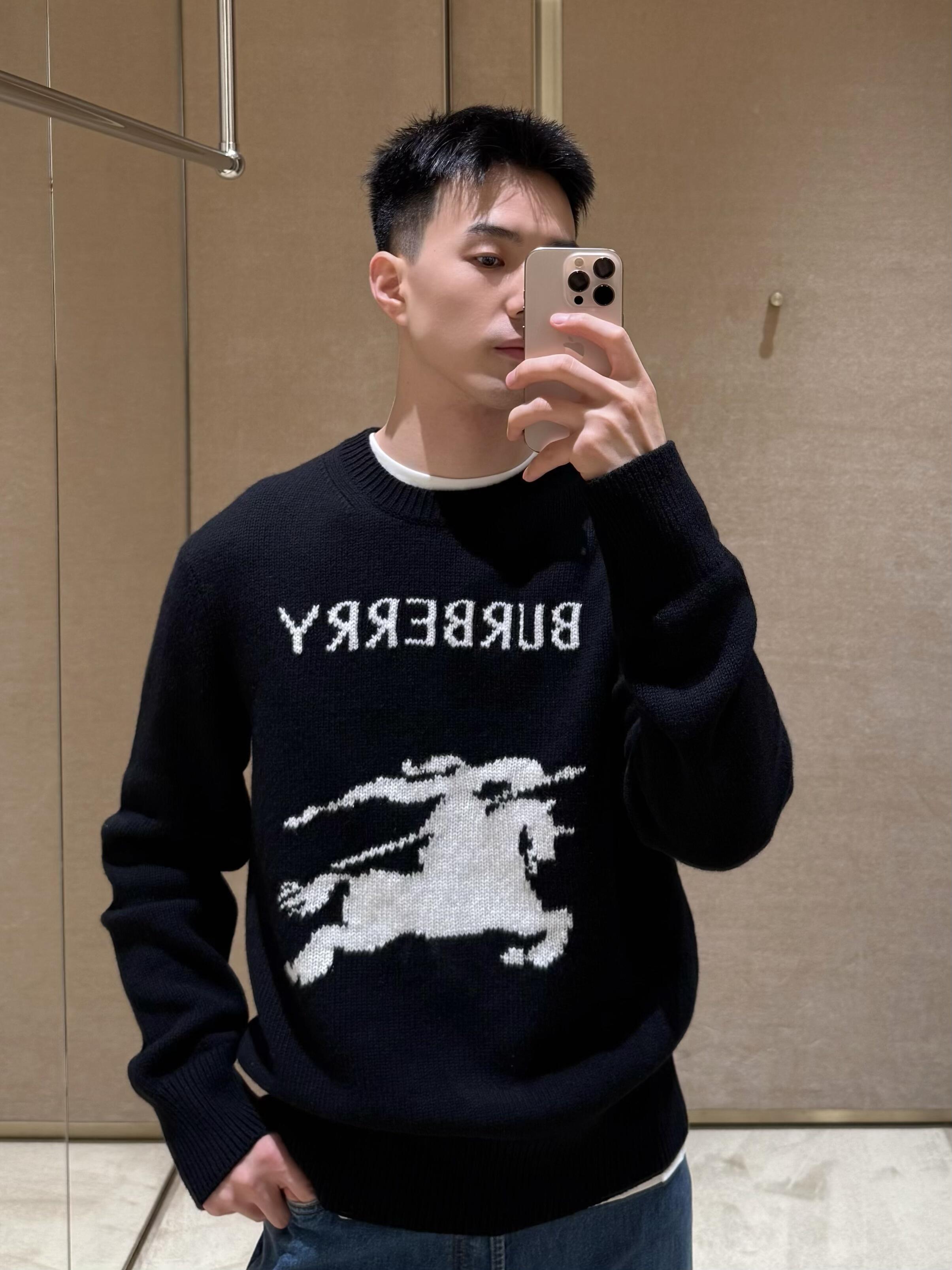 BURBERRY 24FW骑士提花Logo羊毛混纺针织衫 ●正品11275购入开发 ●羊毛澳羊绒混纺纱线 ●采用日本进口
