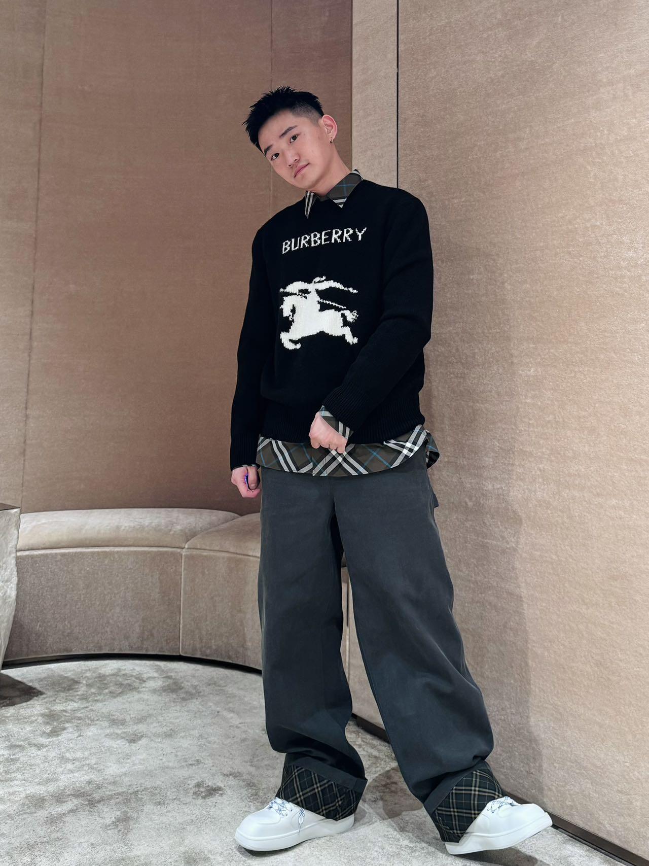 BURBERRY 24FW骑士提花Logo羊毛混纺针织衫 ●正品11275购入开发 ●羊毛澳羊绒混纺纱线 ●采用日本进口 BURBERRY 24FW骑士提花Logo羊毛混纺针织衫 ●正品11275购入开发 ●羊毛澳羊绒混纺纱线 ●采用日本进口