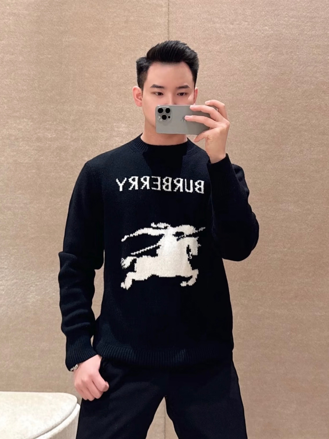 BURBERRY 24FW骑士提花Logo羊毛混纺针织衫 ●正品11275购入开发 ●羊毛澳羊绒混纺纱线 ●采用日本进口 BURBERRY 24FW骑士提花Logo羊毛混纺针织衫 ●正品11275购入开发 ●羊毛澳羊绒混纺纱线 ●采用日本进口