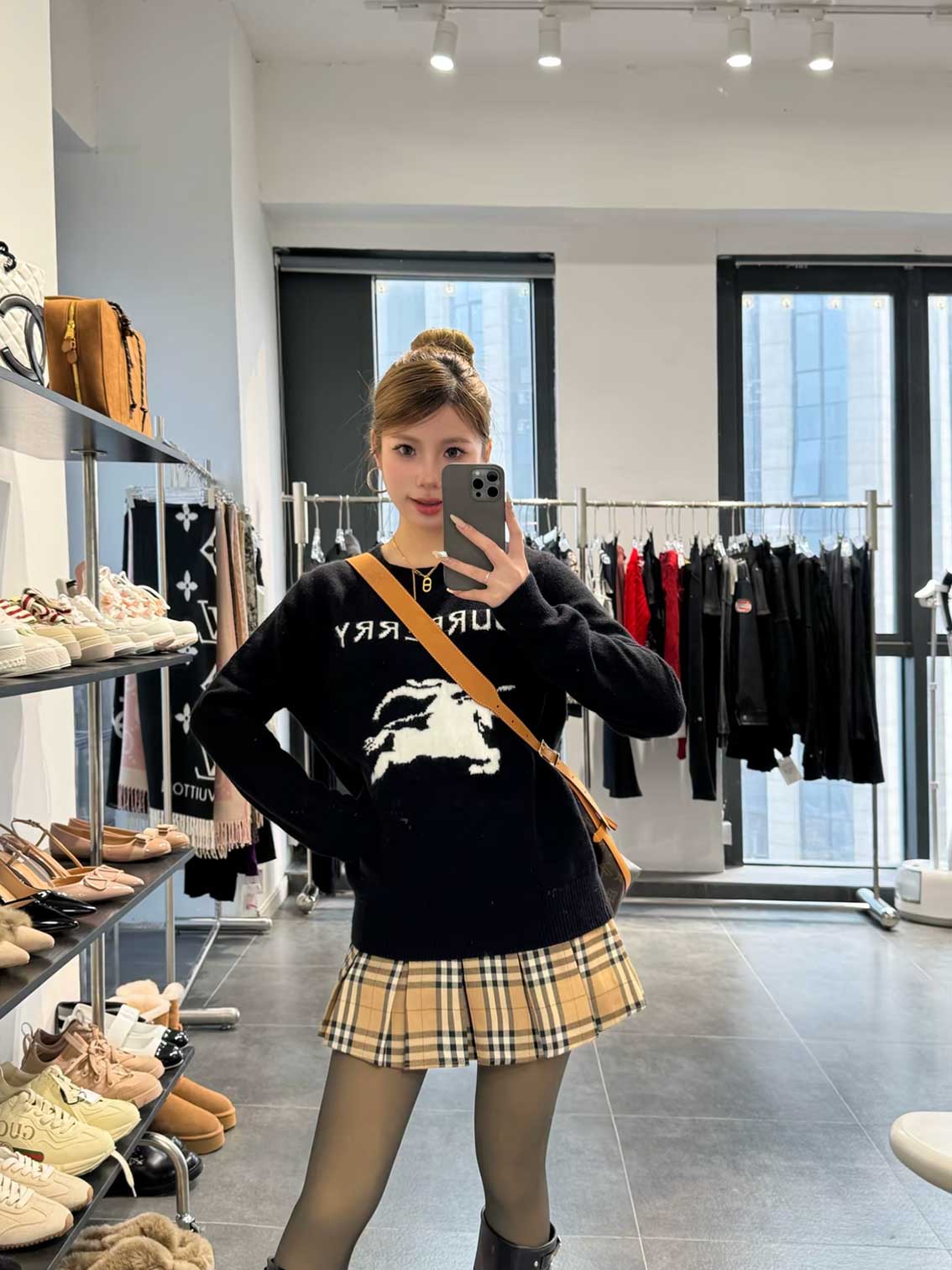 BURBERRY 24FW骑士提花Logo羊毛混纺针织衫 ●正品11275购入开发 ●羊毛澳羊绒混纺纱线 ●采用日本进口
