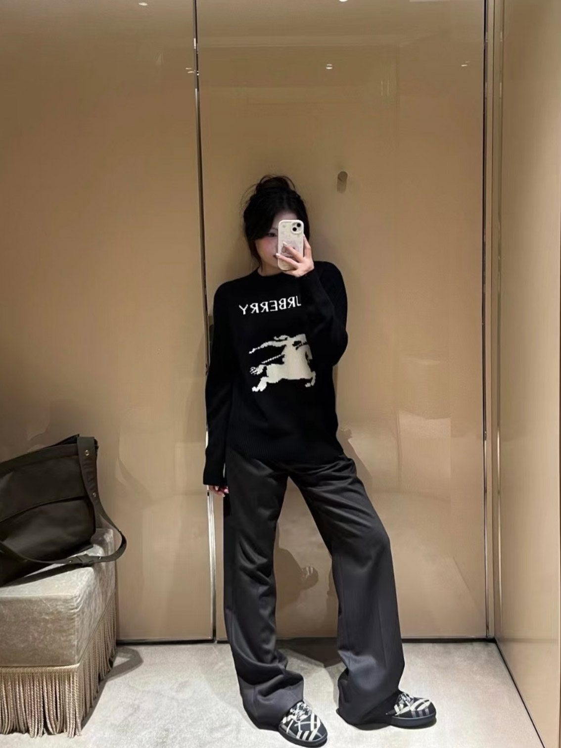 BURBERRY 24FW骑士提花Logo羊毛混纺针织衫 ●正品11275购入开发 ●羊毛澳羊绒混纺纱线 ●采用日本进口