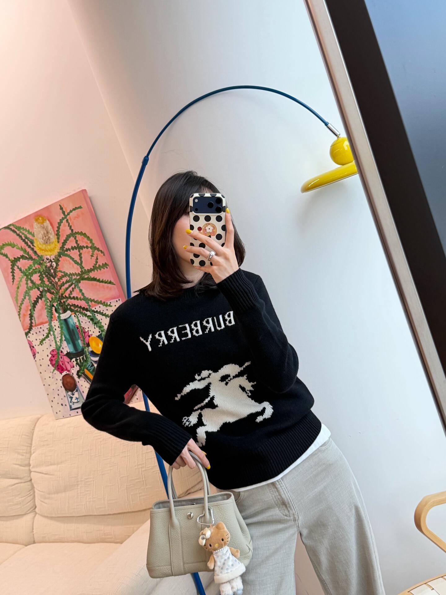 BURBERRY 24FW骑士提花Logo羊毛混纺针织衫 ●正品11275购入开发 ●羊毛澳羊绒混纺纱线 ●采用日本进口
