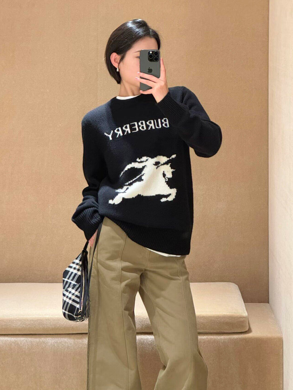 BURBERRY 24FW骑士提花Logo羊毛混纺针织衫 ●正品11275购入开发 ●羊毛澳羊绒混纺纱线 ●采用日本进口