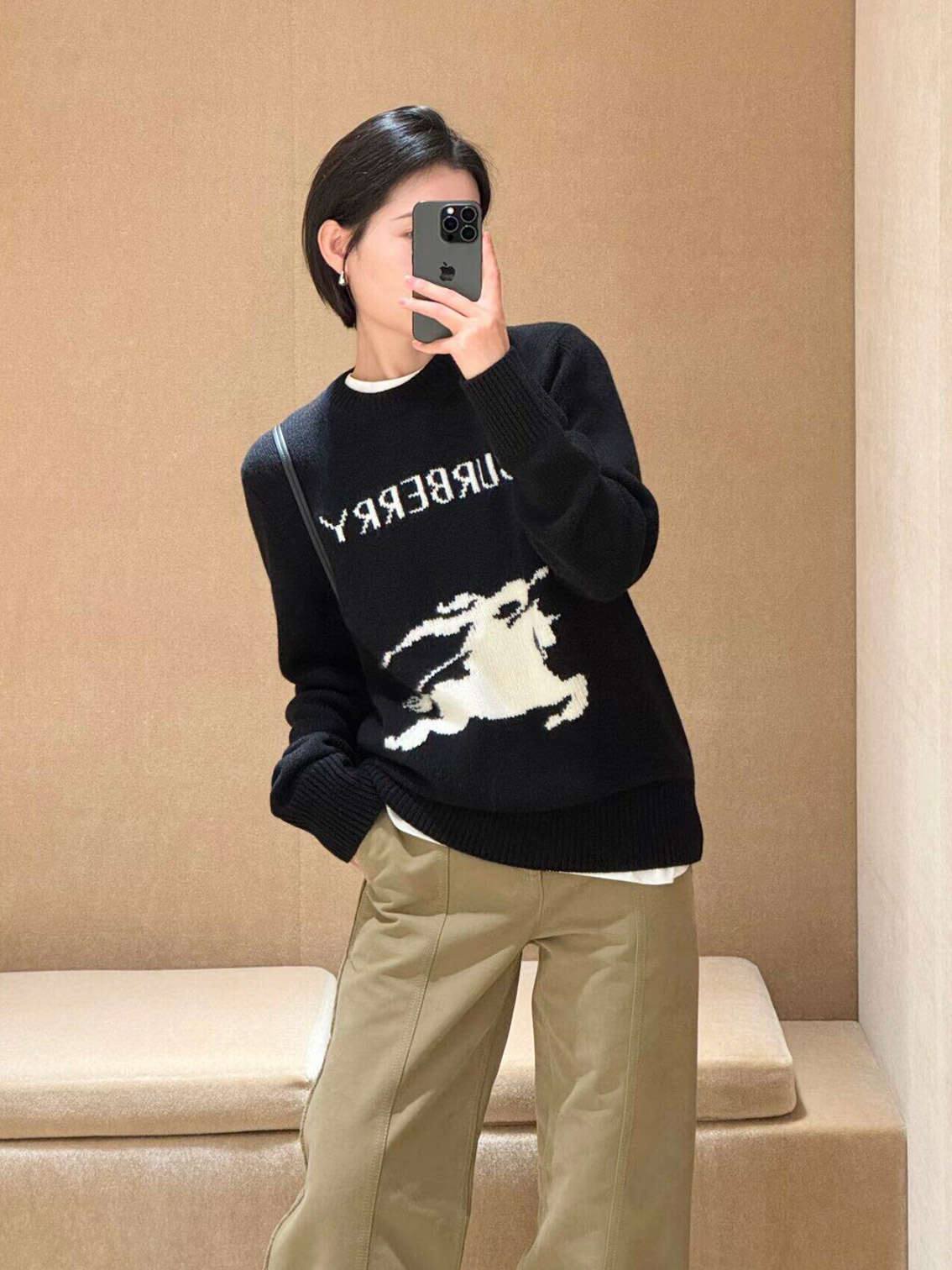 BURBERRY 24FW骑士提花Logo羊毛混纺针织衫 ●正品11275购入开发 ●羊毛澳羊绒混纺纱线 ●采用日本进口