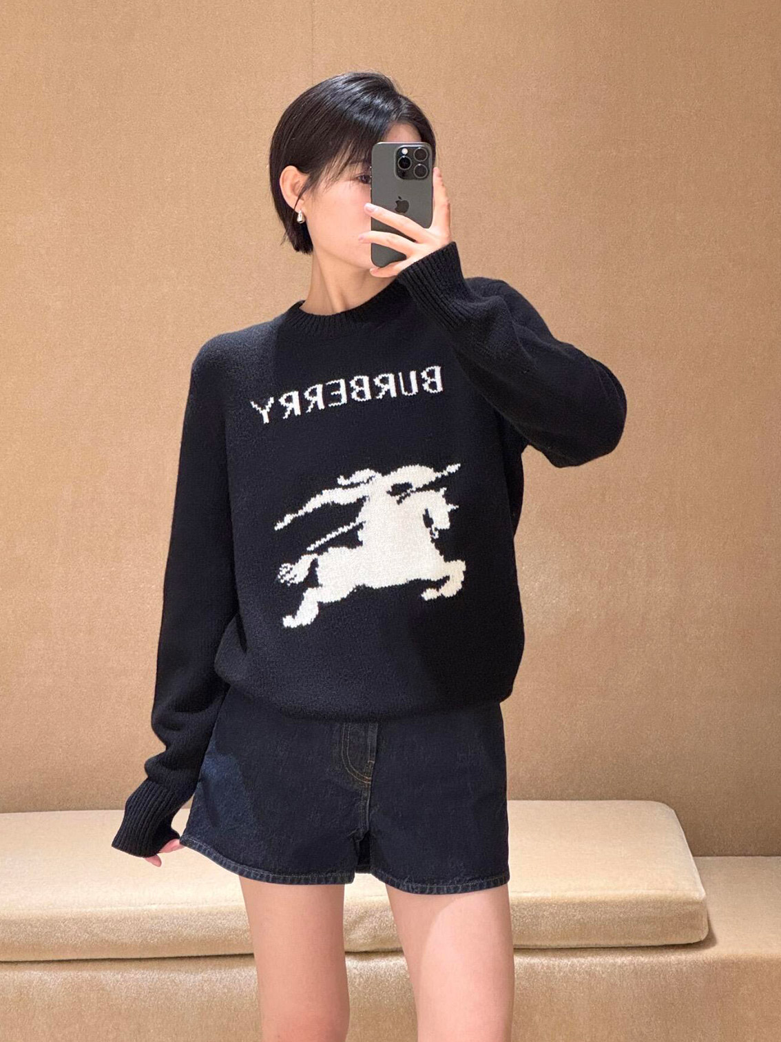BURBERRY 24FW骑士提花Logo羊毛混纺针织衫 ●正品11275购入开发 ●羊毛澳羊绒混纺纱线 ●采用日本进口