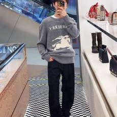 BURBERRY 24FW骑士提花Logo羊毛混纺针织衫 ●正品11275购入开发 ●羊毛澳羊绒混纺纱线 ●采用日本进口 BURBERRY 24FW骑士提花Logo羊毛混纺针织衫 ●正品11275购入开发 ●羊毛澳羊绒混纺纱线 ●采用日本进口