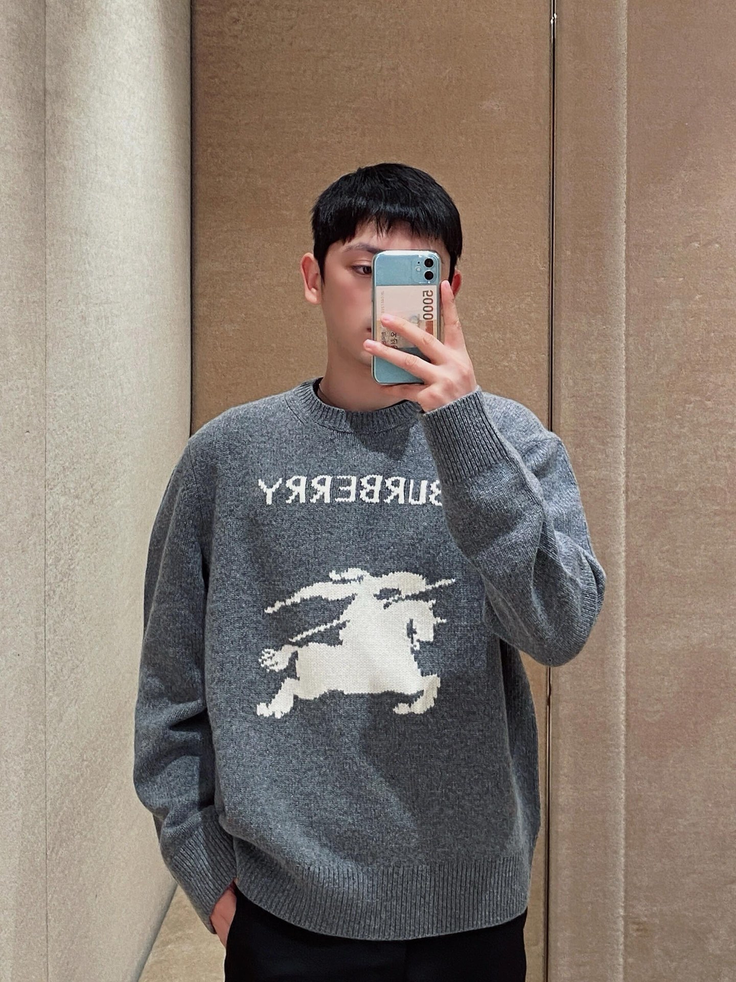 BURBERRY 24FW骑士提花Logo羊毛混纺针织衫 ●正品11275购入开发 ●羊毛澳羊绒混纺纱线 ●采用日本进口 BURBERRY 24FW骑士提花Logo羊毛混纺针织衫 ●正品11275购入开发 ●羊毛澳羊绒混纺纱线 ●采用日本进口