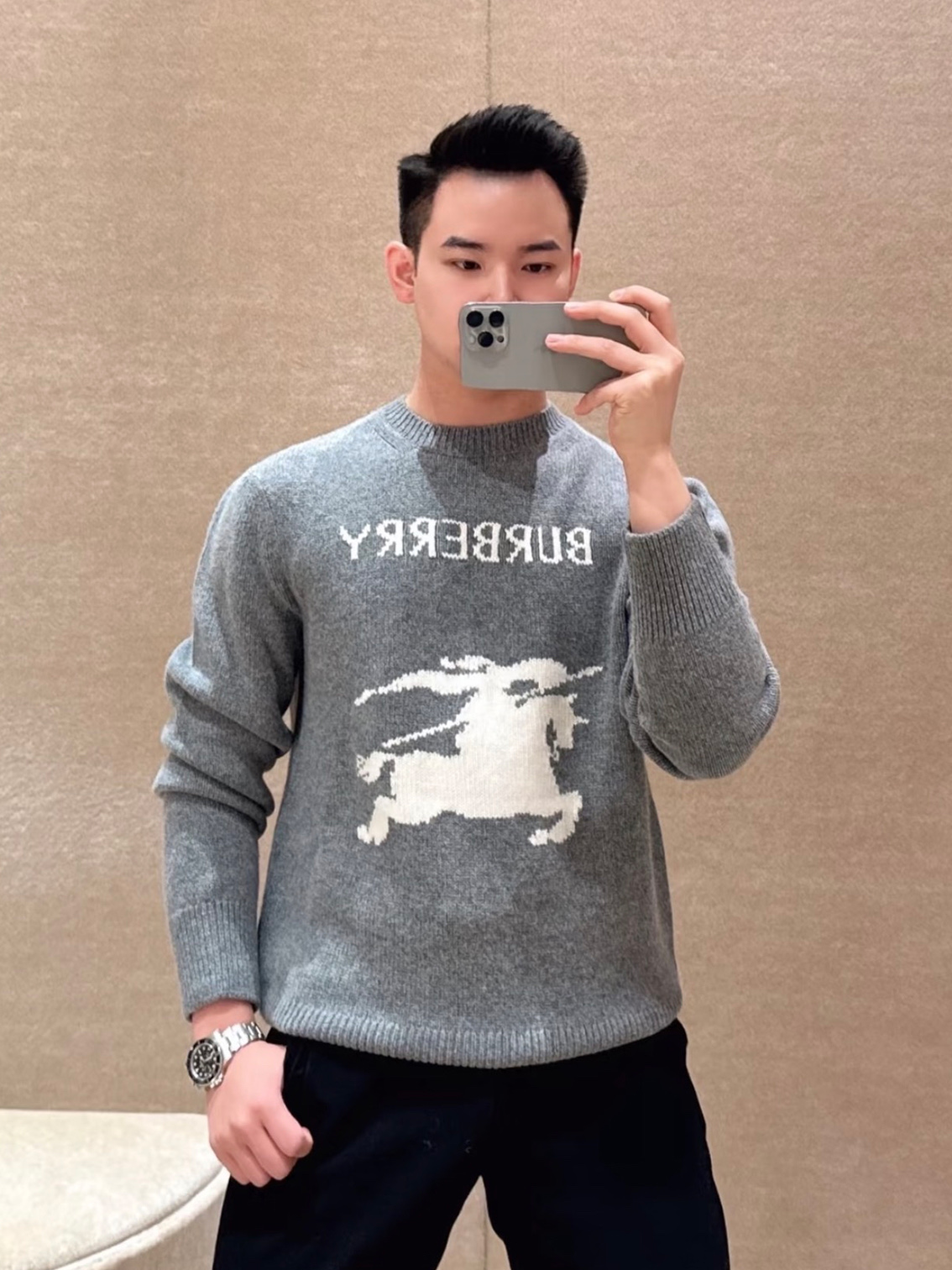 BURBERRY 24FW骑士提花Logo羊毛混纺针织衫 ●正品11275购入开发 ●羊毛澳羊绒混纺纱线 ●采用日本进口