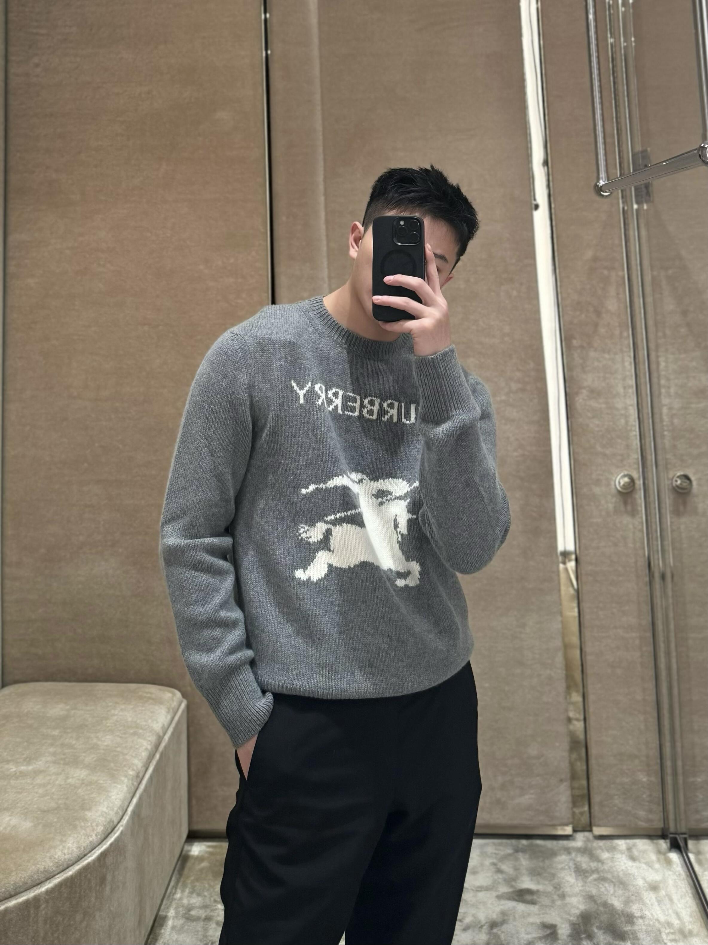 BURBERRY 24FW骑士提花Logo羊毛混纺针织衫 ●正品11275购入开发 ●羊毛澳羊绒混纺纱线 ●采用日本进口 BURBERRY 24FW骑士提花Logo羊毛混纺针织衫 ●正品11275购入开发 ●羊毛澳羊绒混纺纱线 ●采用日本进口