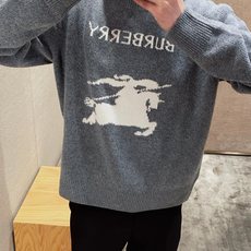 BURBERRY 24FW骑士提花Logo羊毛混纺针织衫 ●正品11275购入开发 ●羊毛澳羊绒混纺纱线 ●采用日本进口 BURBERRY 24FW骑士提花Logo羊毛混纺针织衫 ●正品11275购入开发 ●羊毛澳羊绒混纺纱线 ●采用日本进口