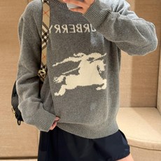 BURBERRY 24FW骑士提花Logo羊毛混纺针织衫 ●正品11275购入开发 ●羊毛澳羊绒混纺纱线 ●采用日本进口 BURBERRY 24FW骑士提花Logo羊毛混纺针织衫 ●正品11275购入开发 ●羊毛澳羊绒混纺纱线 ●采用日本进口