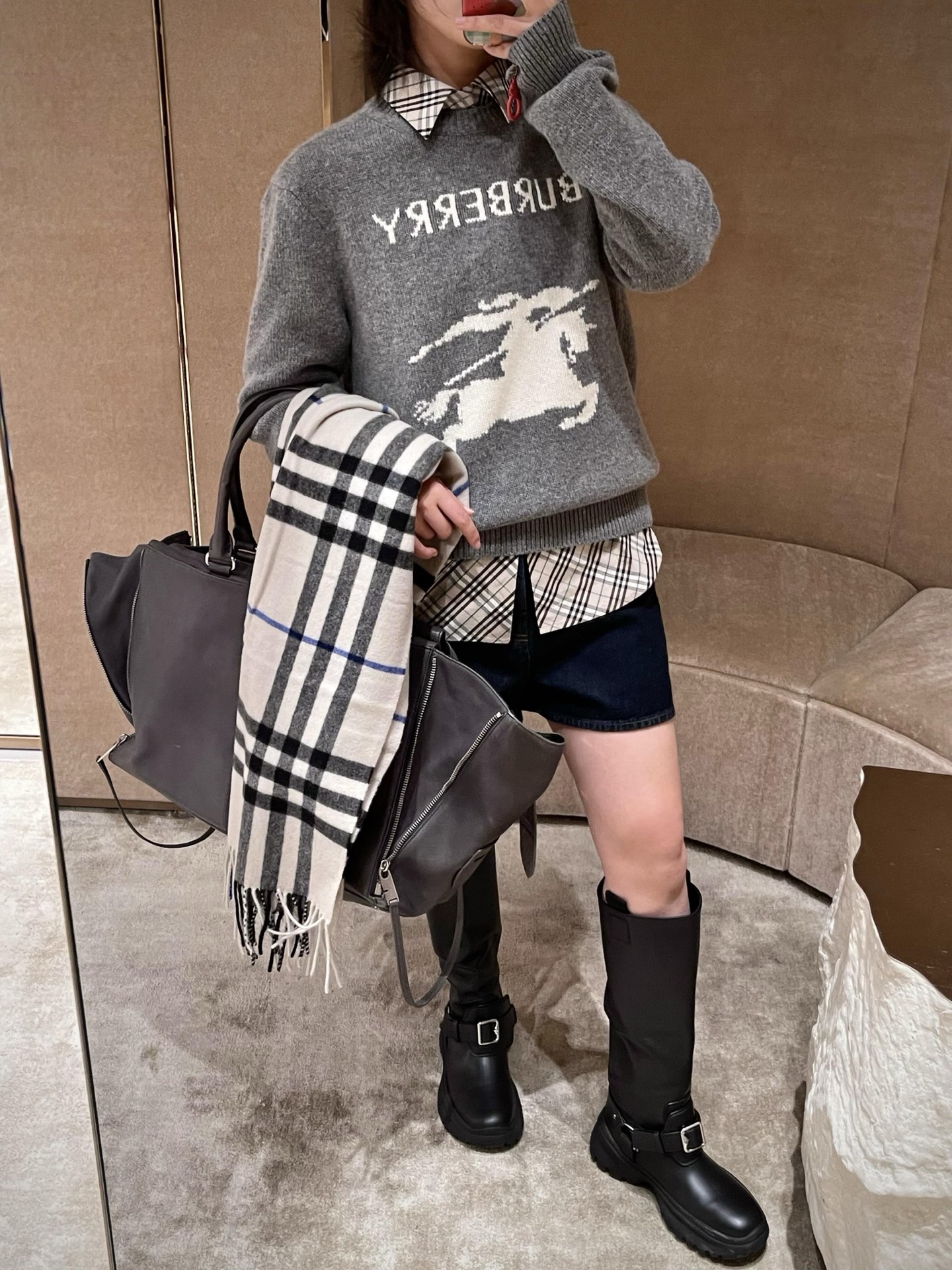 BURBERRY 24FW骑士提花Logo羊毛混纺针织衫 ●正品11275购入开发 ●羊毛澳羊绒混纺纱线 ●采用日本进口 BURBERRY 24FW骑士提花Logo羊毛混纺针织衫 ●正品11275购入开发 ●羊毛澳羊绒混纺纱线 ●采用日本进口