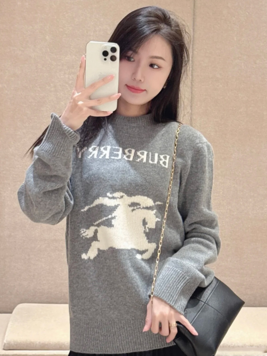 BURBERRY 24FW骑士提花Logo羊毛混纺针织衫 ●正品11275购入开发 ●羊毛澳羊绒混纺纱线 ●采用日本进口