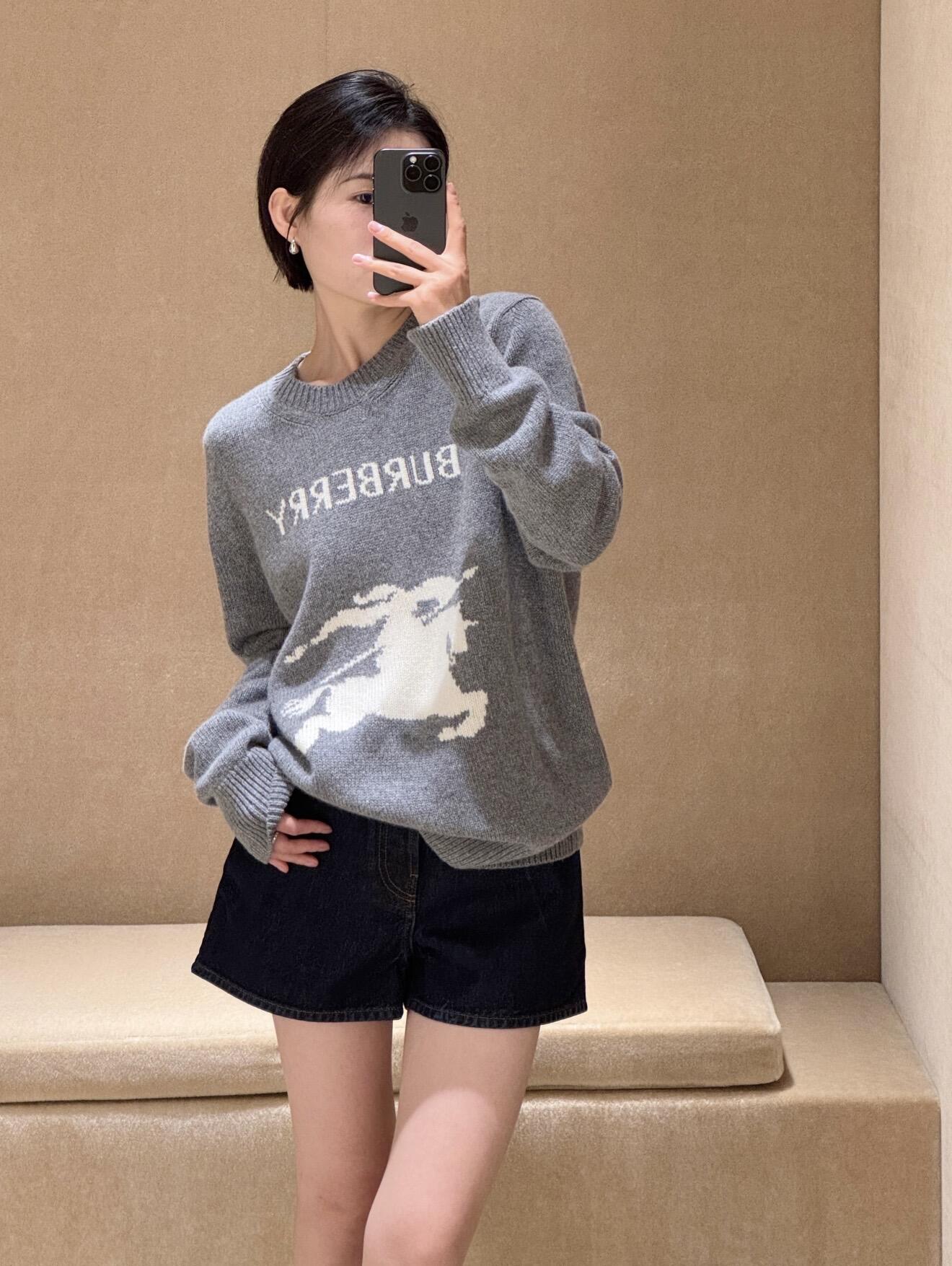 BURBERRY 24FW骑士提花Logo羊毛混纺针织衫 ●正品11275购入开发 ●羊毛澳羊绒混纺纱线 ●采用日本进口 BURBERRY 24FW骑士提花Logo羊毛混纺针织衫 ●正品11275购入开发 ●羊毛澳羊绒混纺纱线 ●采用日本进口