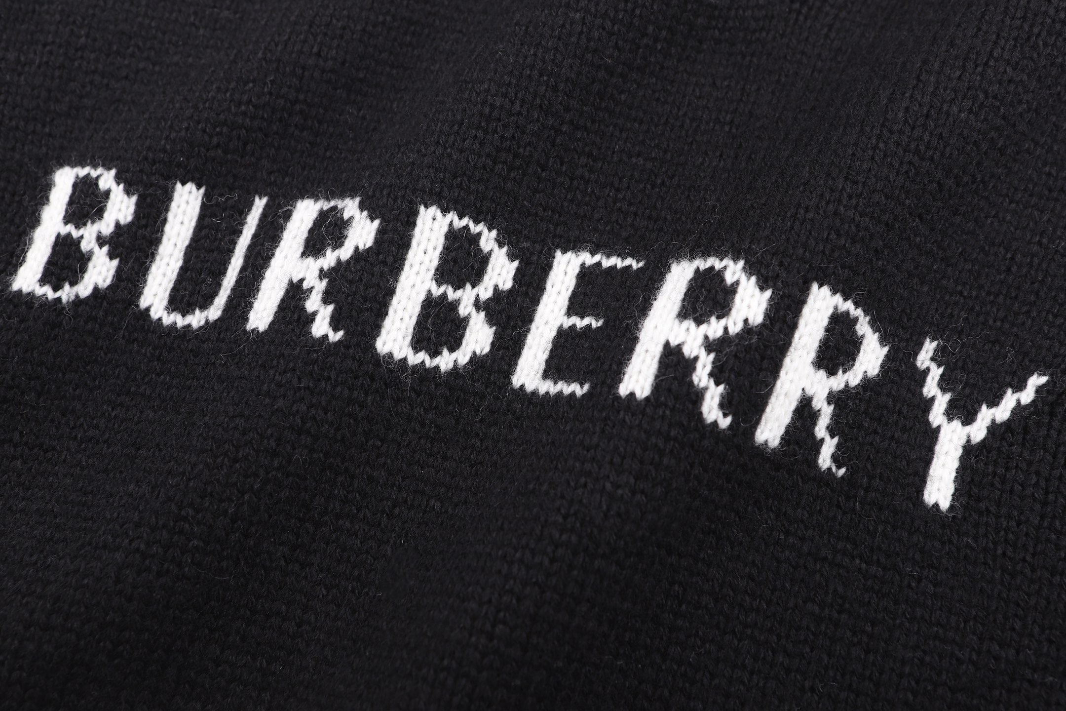 BURBERRY 24FW骑士提花Logo羊毛混纺针织衫 ●正品11275购入开发 ●羊毛澳羊绒混纺纱线 ●采用日本进口 BURBERRY 24FW骑士提花Logo羊毛混纺针织衫 ●正品11275购入开发 ●羊毛澳羊绒混纺纱线 ●采用日本进口