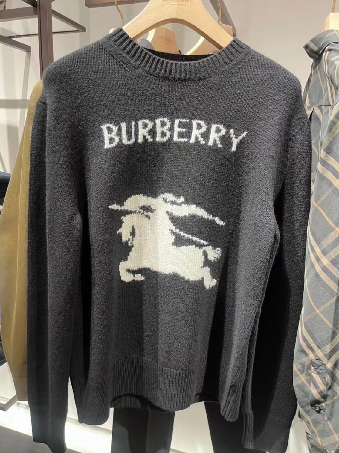 BURBERRY 24FW骑士提花Logo羊毛混纺针织衫 ●正品11275购入开发 ●羊毛澳羊绒混纺纱线 ●采用日本进口 BURBERRY 24FW骑士提花Logo羊毛混纺针织衫 ●正品11275购入开发 ●羊毛澳羊绒混纺纱线 ●采用日本进口