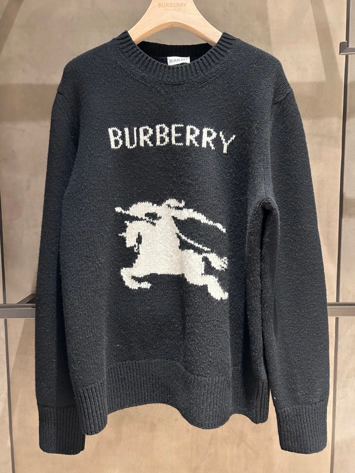 BURBERRY 24FW骑士提花Logo羊毛混纺针织衫 ●正品11275购入开发 ●羊毛澳羊绒混纺纱线 ●采用日本进口 BURBERRY 24FW骑士提花Logo羊毛混纺针织衫 ●正品11275购入开发 ●羊毛澳羊绒混纺纱线 ●采用日本进口