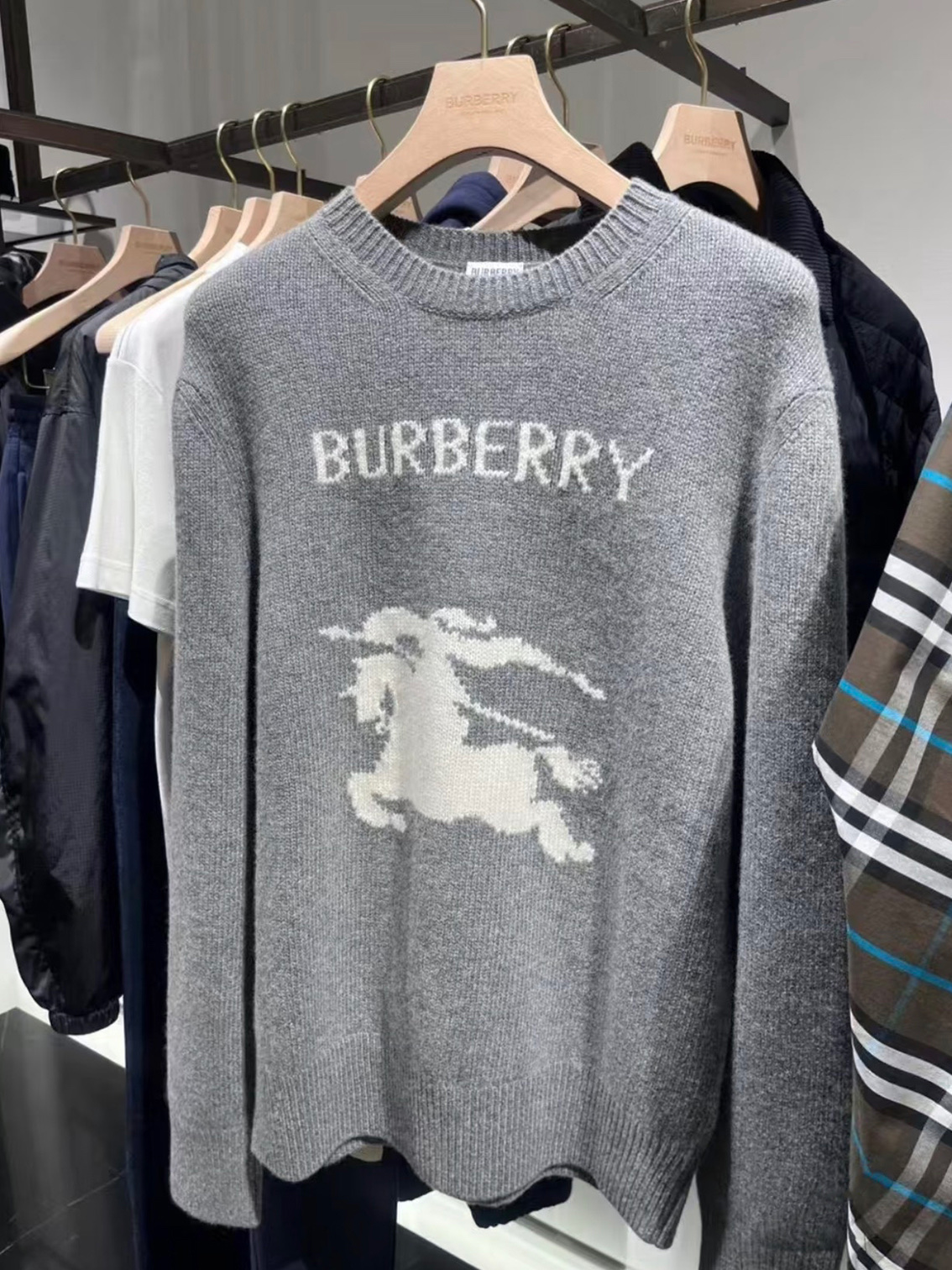 BURBERRY 24FW骑士提花Logo羊毛混纺针织衫 ●正品11275购入开发 ●羊毛澳羊绒混纺纱线 ●采用日本进口