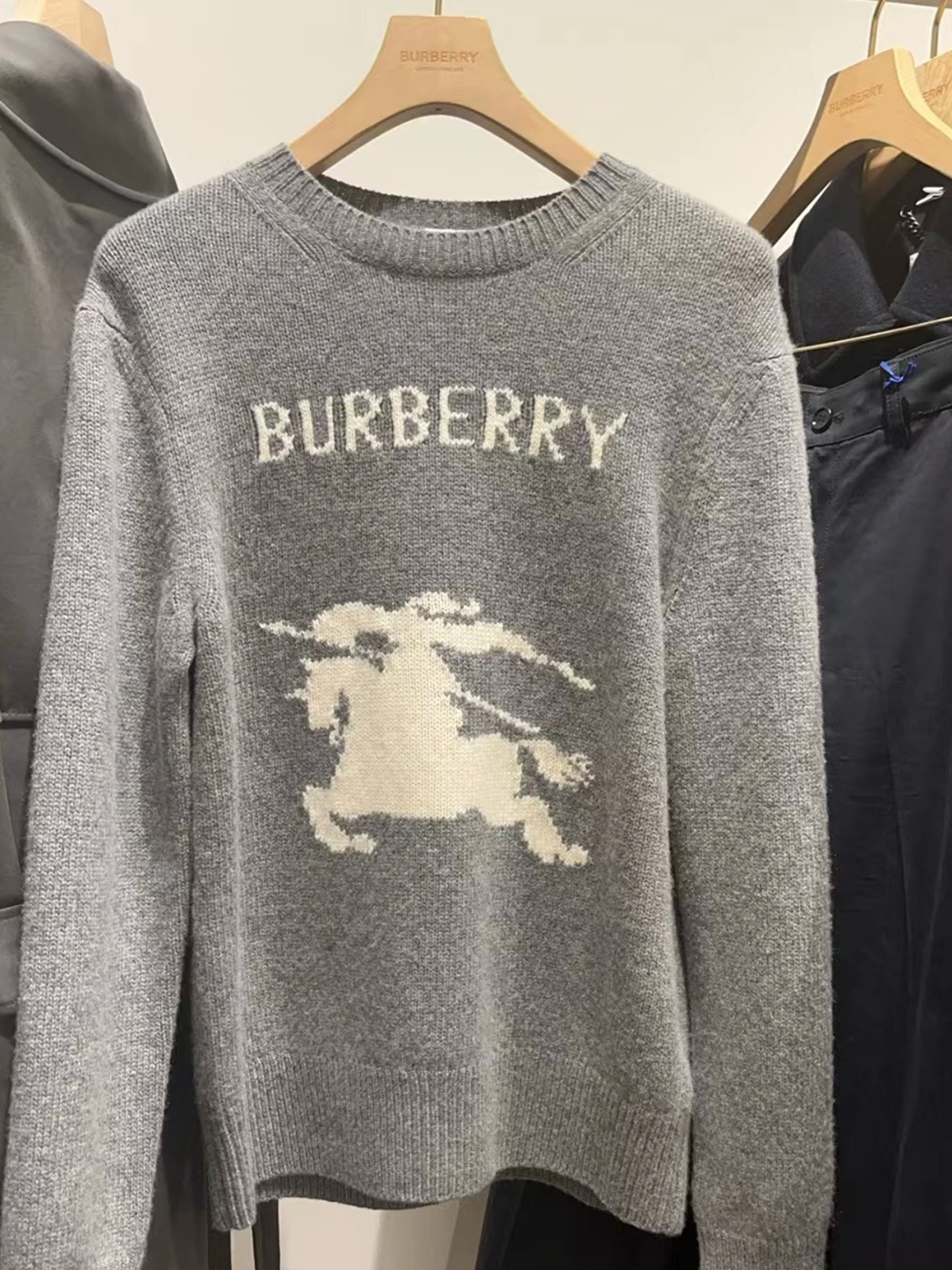 BURBERRY 24FW骑士提花Logo羊毛混纺针织衫 ●正品11275购入开发 ●羊毛澳羊绒混纺纱线 ●采用日本进口 BURBERRY 24FW骑士提花Logo羊毛混纺针织衫 ●正品11275购入开发 ●羊毛澳羊绒混纺纱线 ●采用日本进口